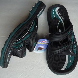 NWT. SIZE EU 41. GOLD PIGEON men’s slide sandals.